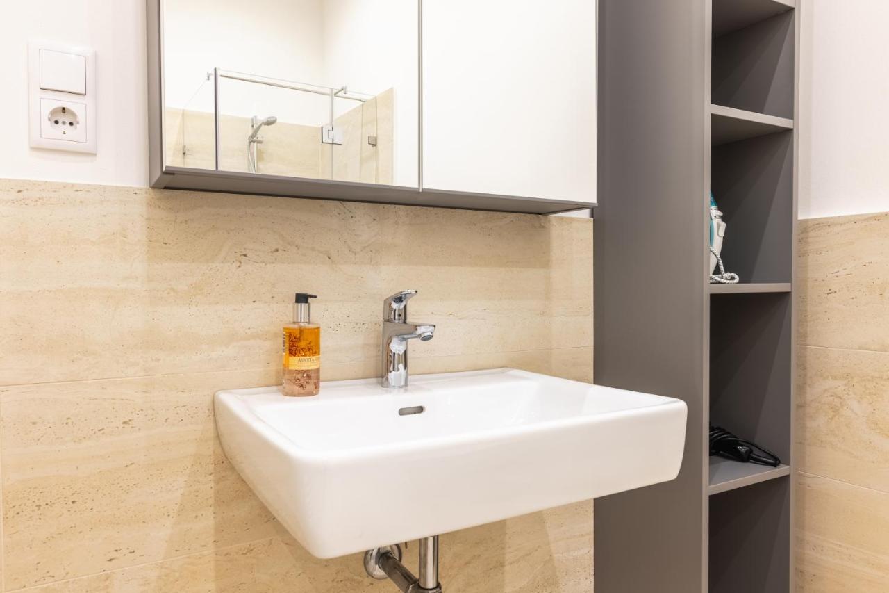 Spacious 2 Bedroom Nearby Center Apartment *